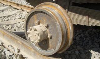 火车跟铁轨哪个先发明出来 火车跟铁轨哪个先发明出来