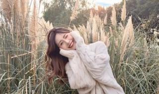 女生拍照姿势大全超级简单 女生拍照姿势大全超级简单